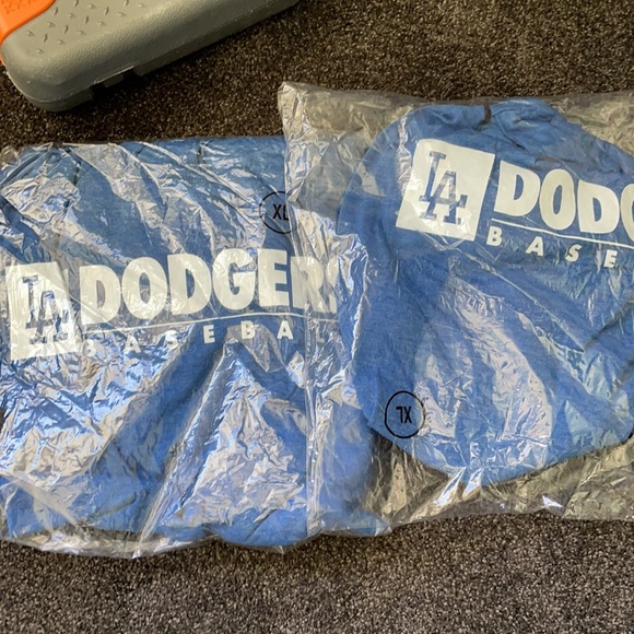 NWT - Dodgers Shortsleeve Hoodie - Picture 3 of 4